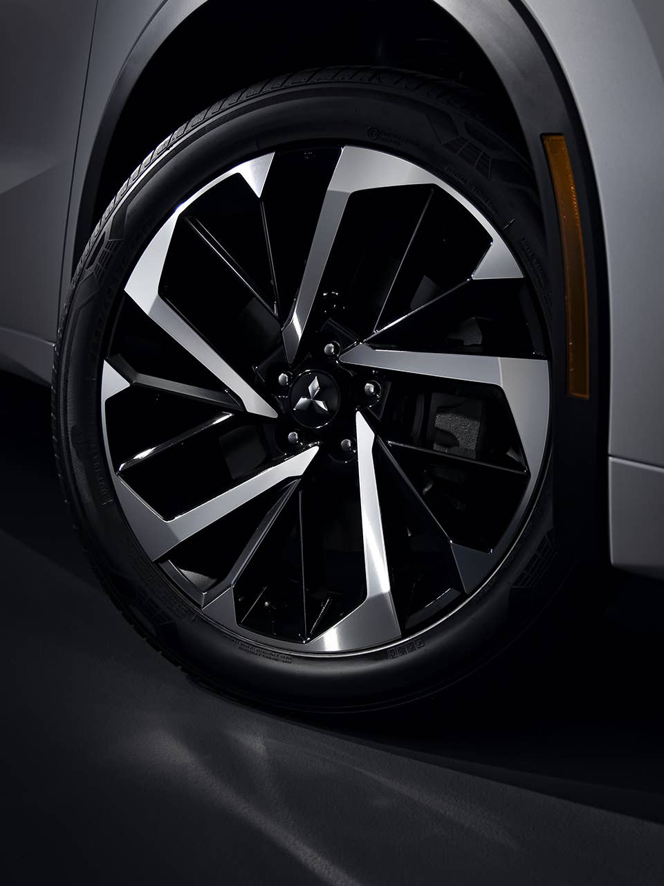 2024 / 2025 Mitsubishi Outlander PHEV SUV tire