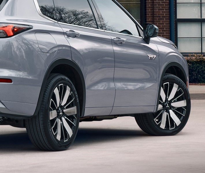 Angled rear view of a 2026 Mitsubishi Outlander with Mitsubishi's America's Best-Backed Vehicles warranty programs.
