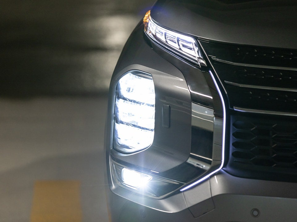 2023 Mitsubishi Outlander Dynamic Shield illumination lights