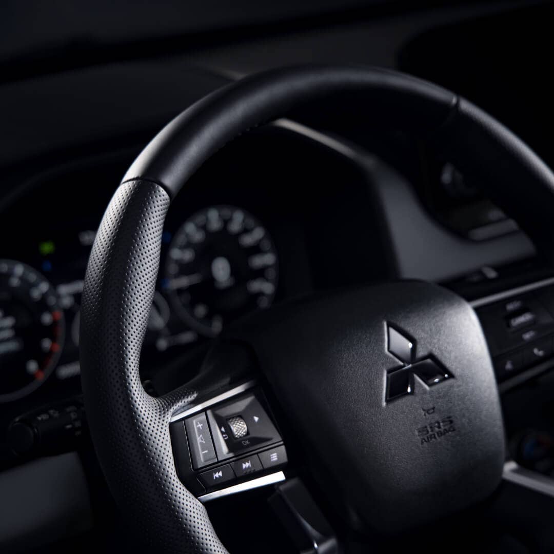 2022-2023 Mitsubishi Outlander SUV black steering wheel
