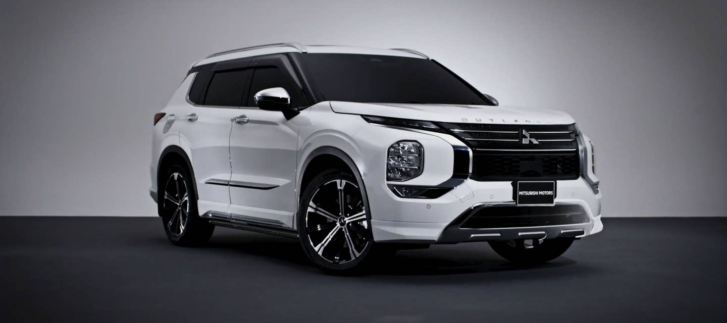 Angled view of a white 2025 Mitsubishi Outlander SUV