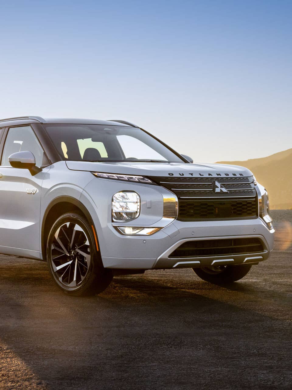 https://www.mitsubishicars.com/content/dam/mitsubishi-motors-us/images/siteimages/events/2022-year-end-sales/2022-mitsubishi-outlander-phev-white-desert-m.jpg?width=960&auto=webp&quality=70