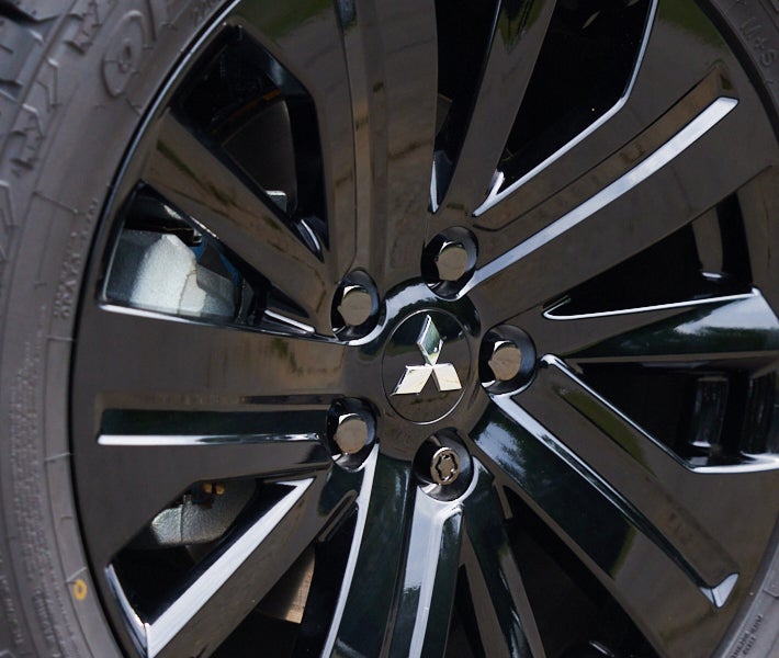 Mitsubishi Trail Edition 18" black alloy wheel