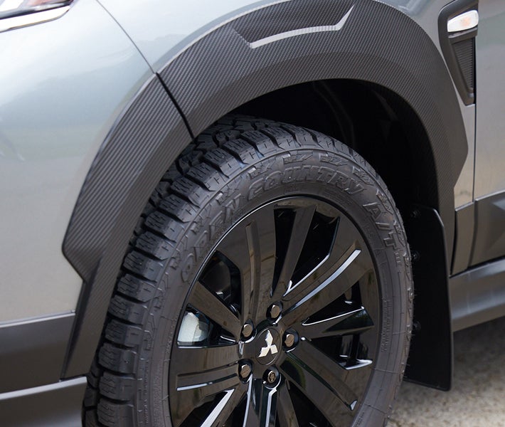 Mitsubishi Trail Edition black side and fender moldings